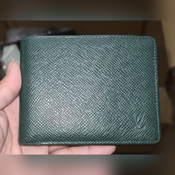 Louisvuitton taiga bifold wallet - Picture 1 of 10